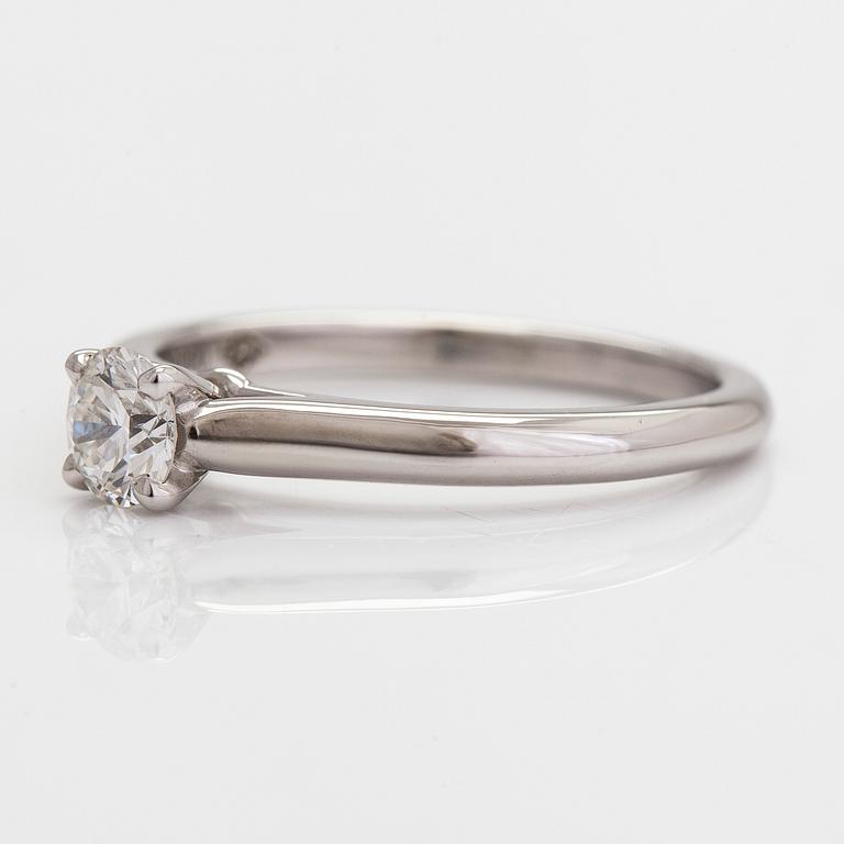 Cartier, ring, platina och briljantslipad diamant ca 0.42 ct. Med GIA dossier och certifikat.