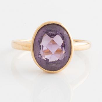 Ring, 18K guld med ametist.