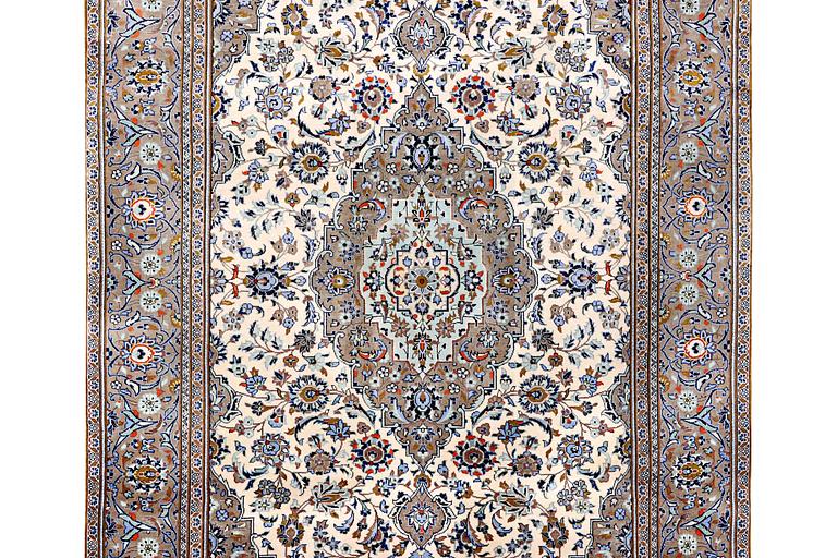 A Kashan carpet, c. 294 x 189 cm.