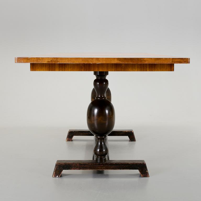 BORD, med två utdragbara klaffar, art deco. 1920/30-tal.