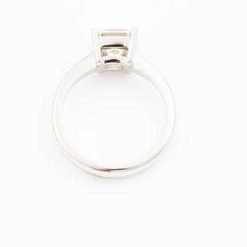 A ring in 18K gold with a princess-cut diamond.