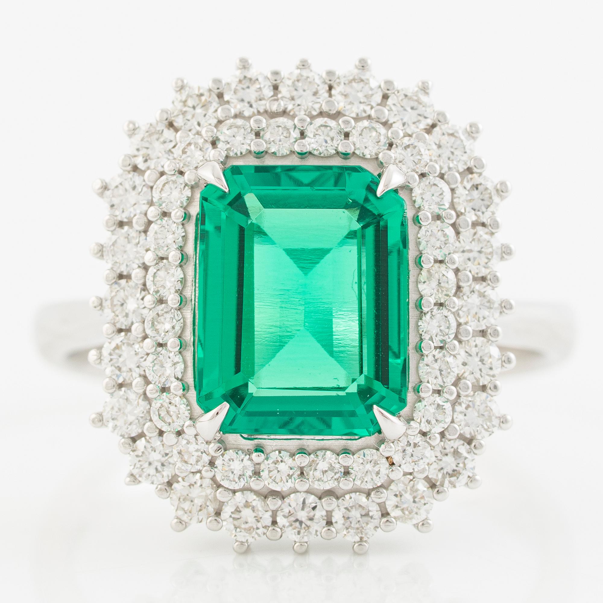 Ring, cocktail ring, 18K white gold with synthetic emerald and brilliant-cut diamonds.