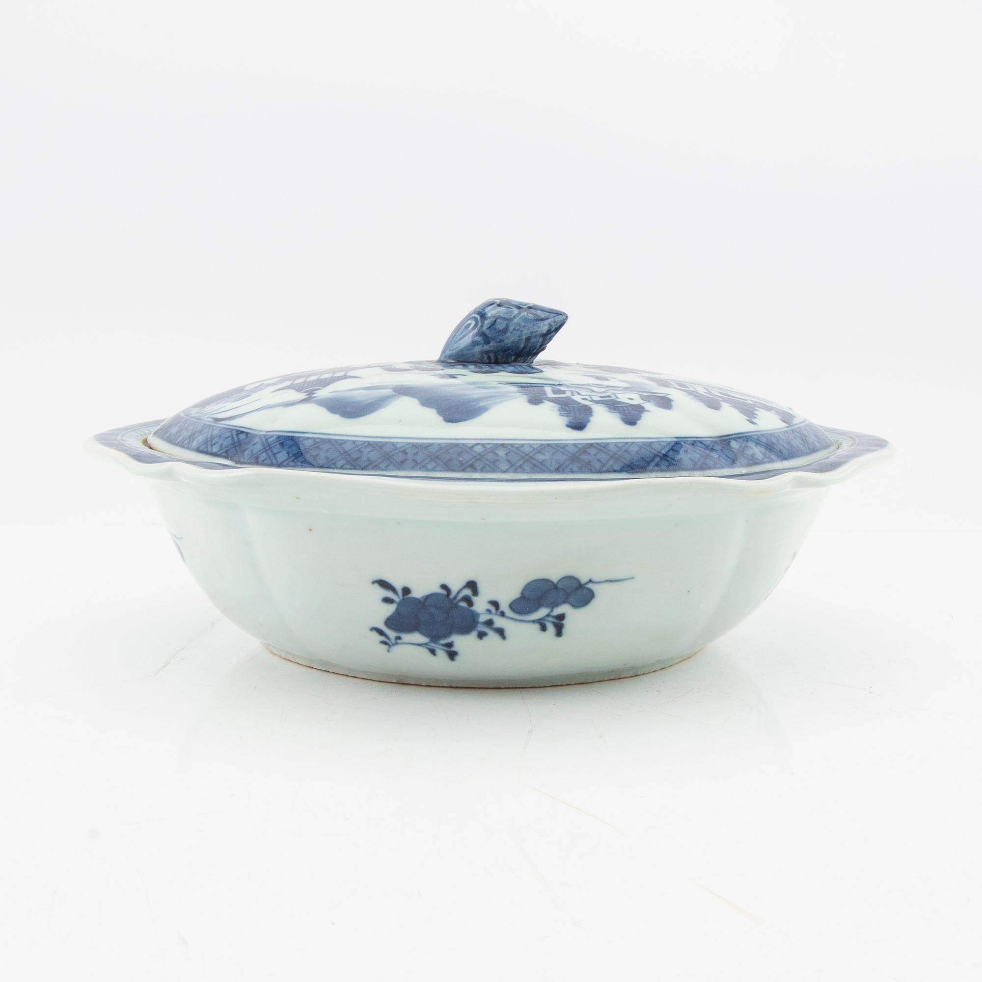 A blue and white export porcelain tureen with cover, China, Qing dynasty, around 1800.
