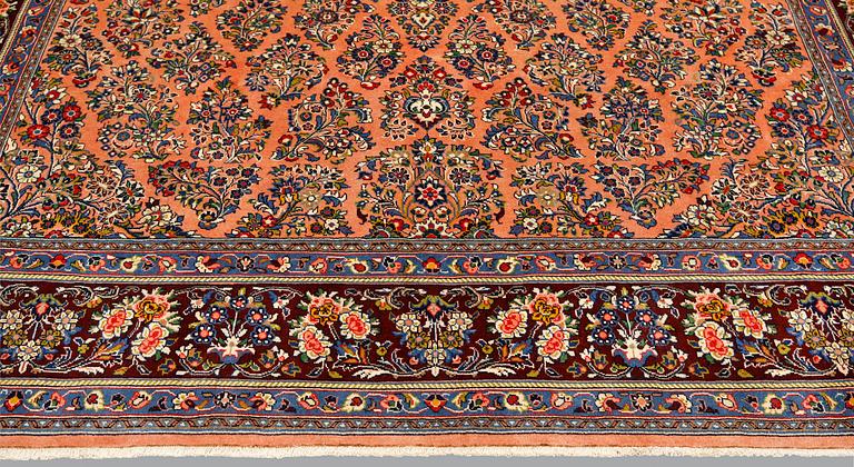 A Sarouk carpet, ca 323 x 248 cm.