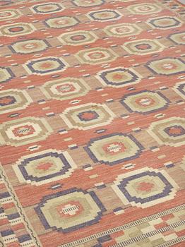 MÄRTA MÅÅS-FJETTERSTRÖM, a carpet, flat weave, 346,5 x 255,5 cm, "Röda åttan", signed AB MMF.