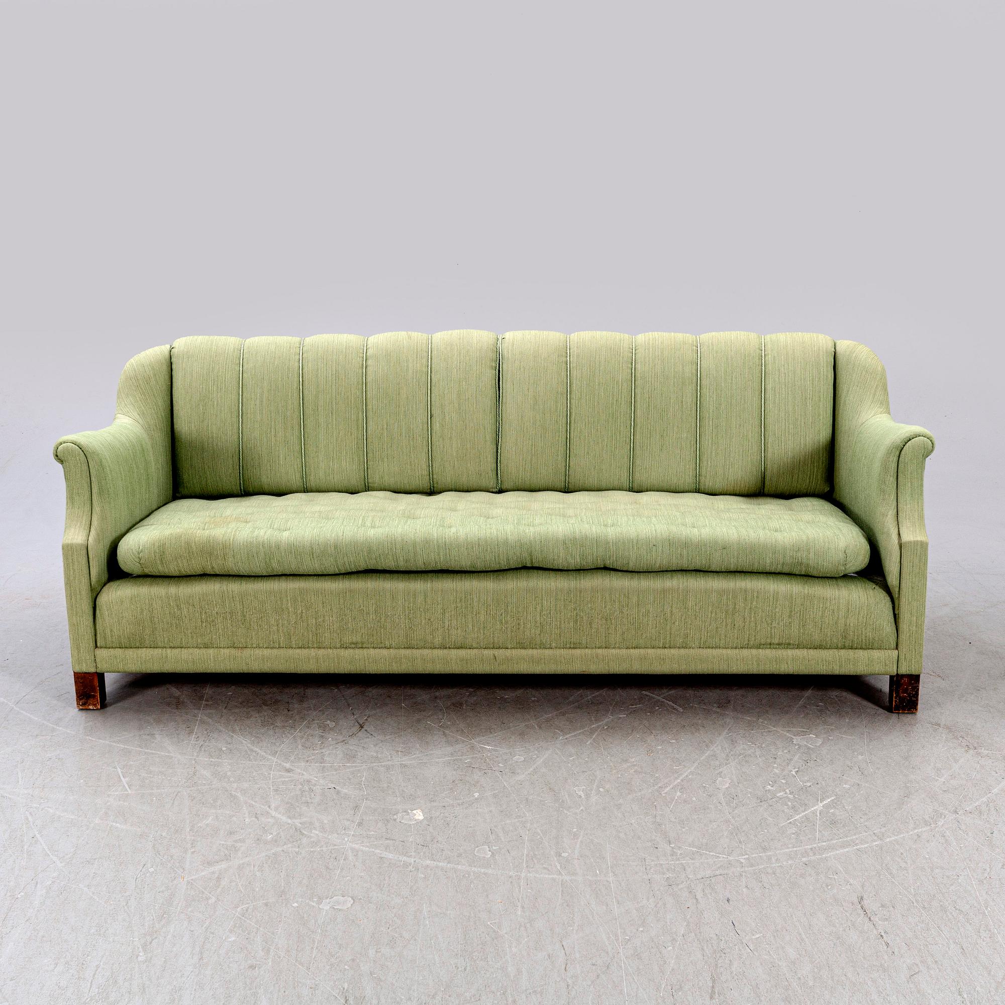 A 1940/50s Camberts möbelaffär sofa.