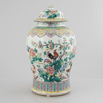 A famille rose 'rooster' jar with cover, Qing dynasty, circa 1900.