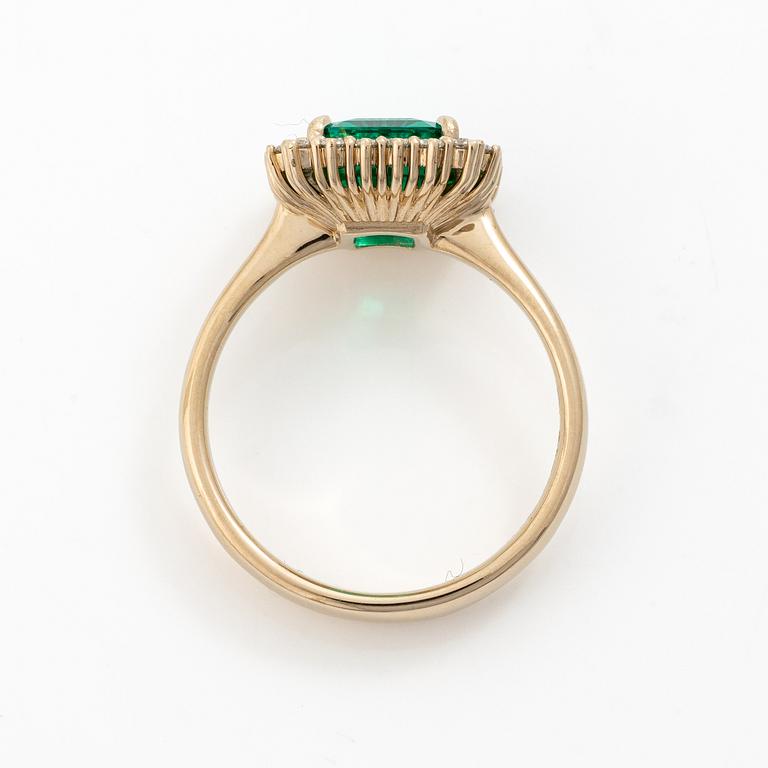 Ring 18K white gold with synthetic emerald and brilliant-cut diamonds.