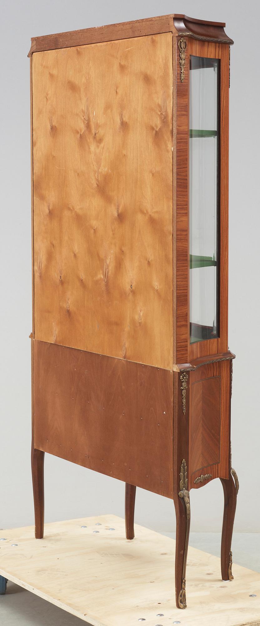 VITRINSKÅP, Louis XV-stil, omkr 1900-talets mitt.