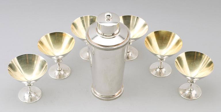 COCKTAILSHAKER samt COCKTAILGLAS, 6 st, nysilver, 1900-talets andra hälft.
