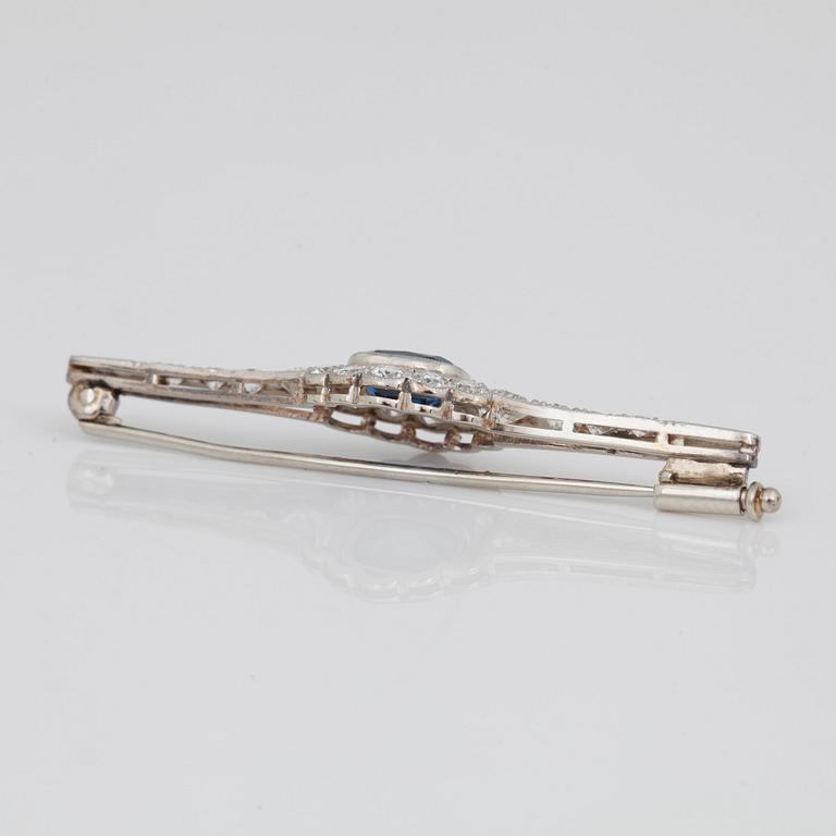 BROSCH med briljantslipade diamanter samt safir.