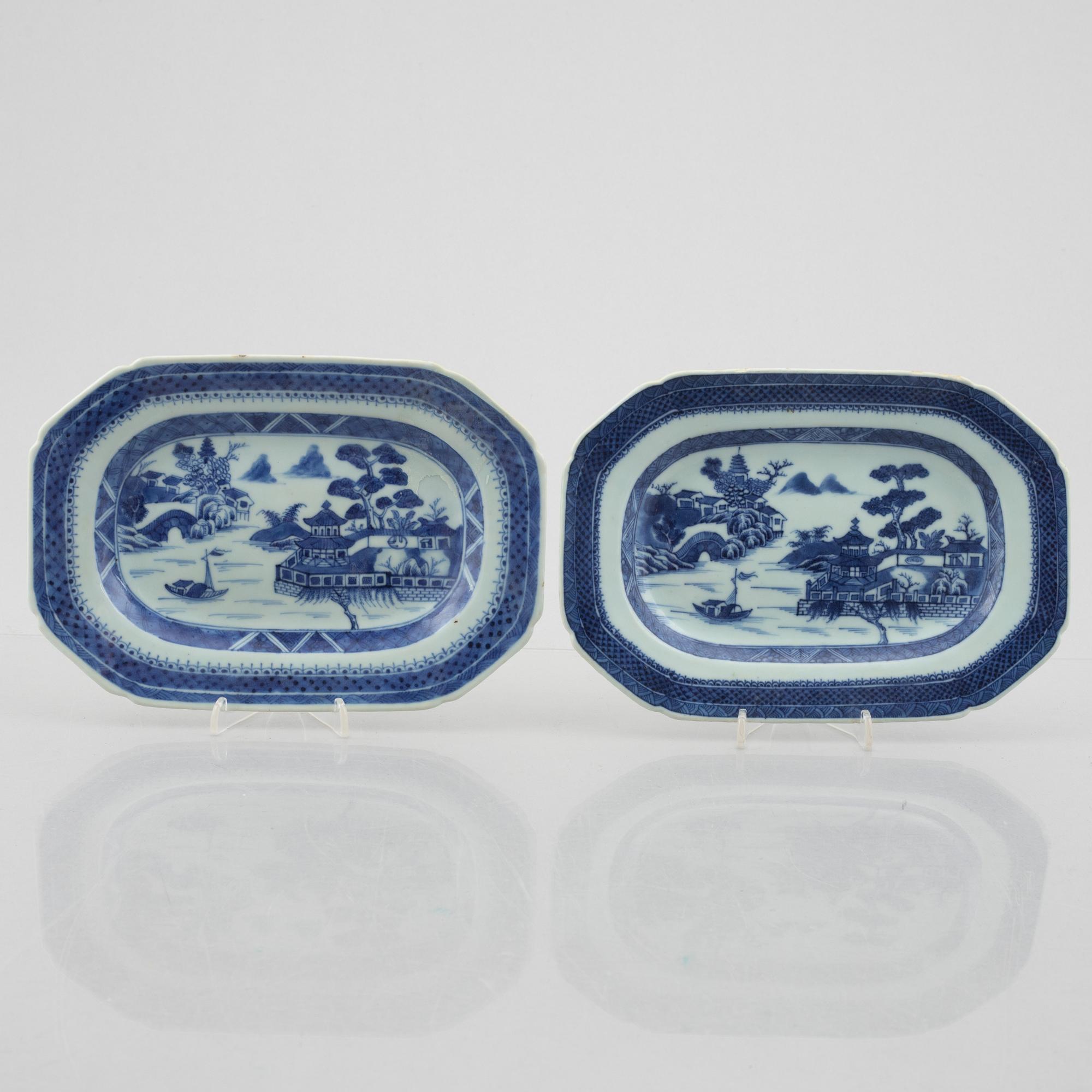 A pair of blue and white porcelain serving dishes and a pair of plates, China, Qianlong (1736-95).