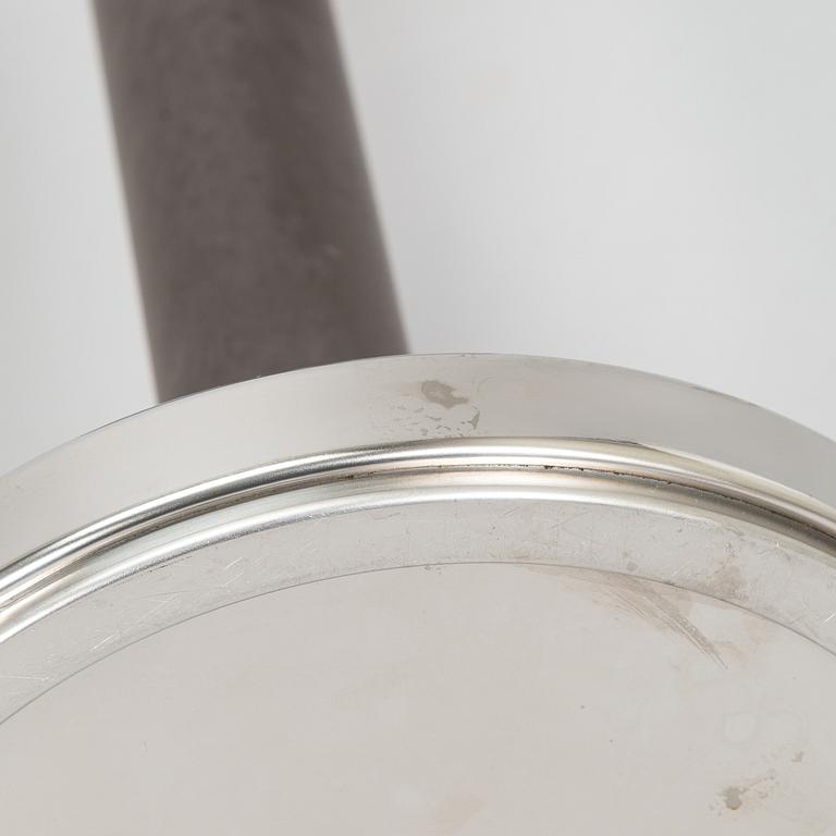 Ettore Sottsass, samppanjajäähdytin ja jalusta, Alessi, 1900-luvun loppu.