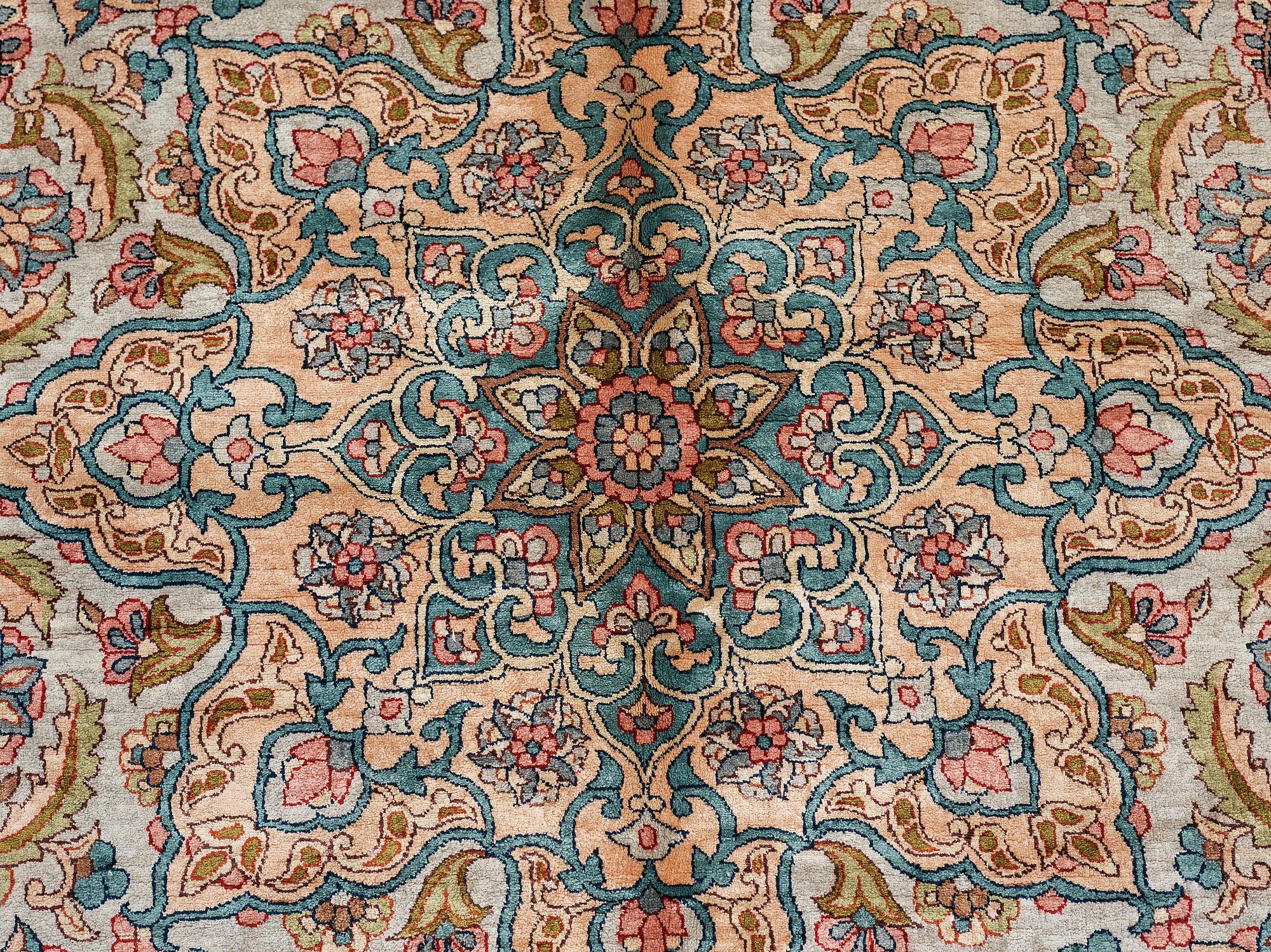 MATTO, an old silk Turkey, ca 428 x 299-307 cm.