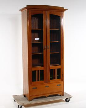 BOKSKÅP. Jugend, 1900-talets början.