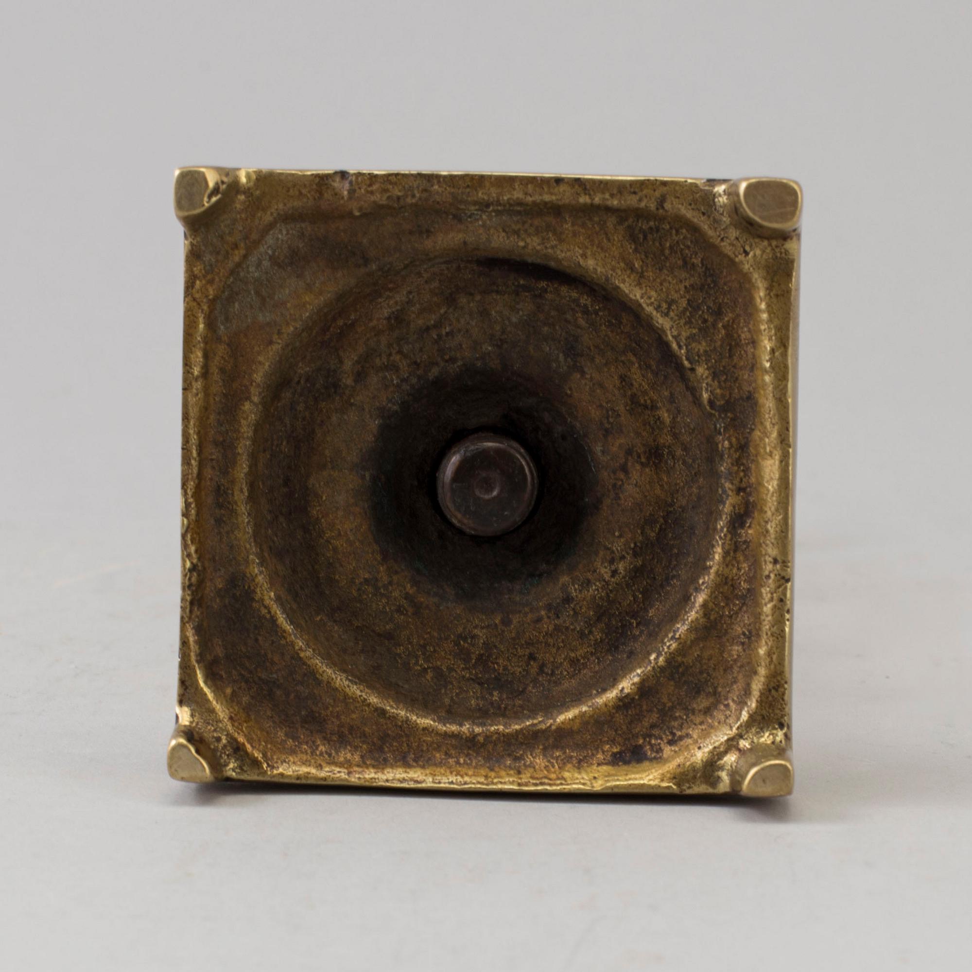 AN 18TH CENTURY BRONZE CANDLESTICK.