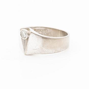 Ring by Juhani Linnovaara, 18K white gold with brilliant-cut diamond. Lapponia 1973.