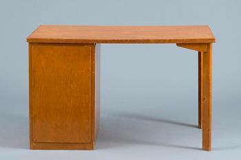 Ilmari Tapiovaara, A WRITING DESK.