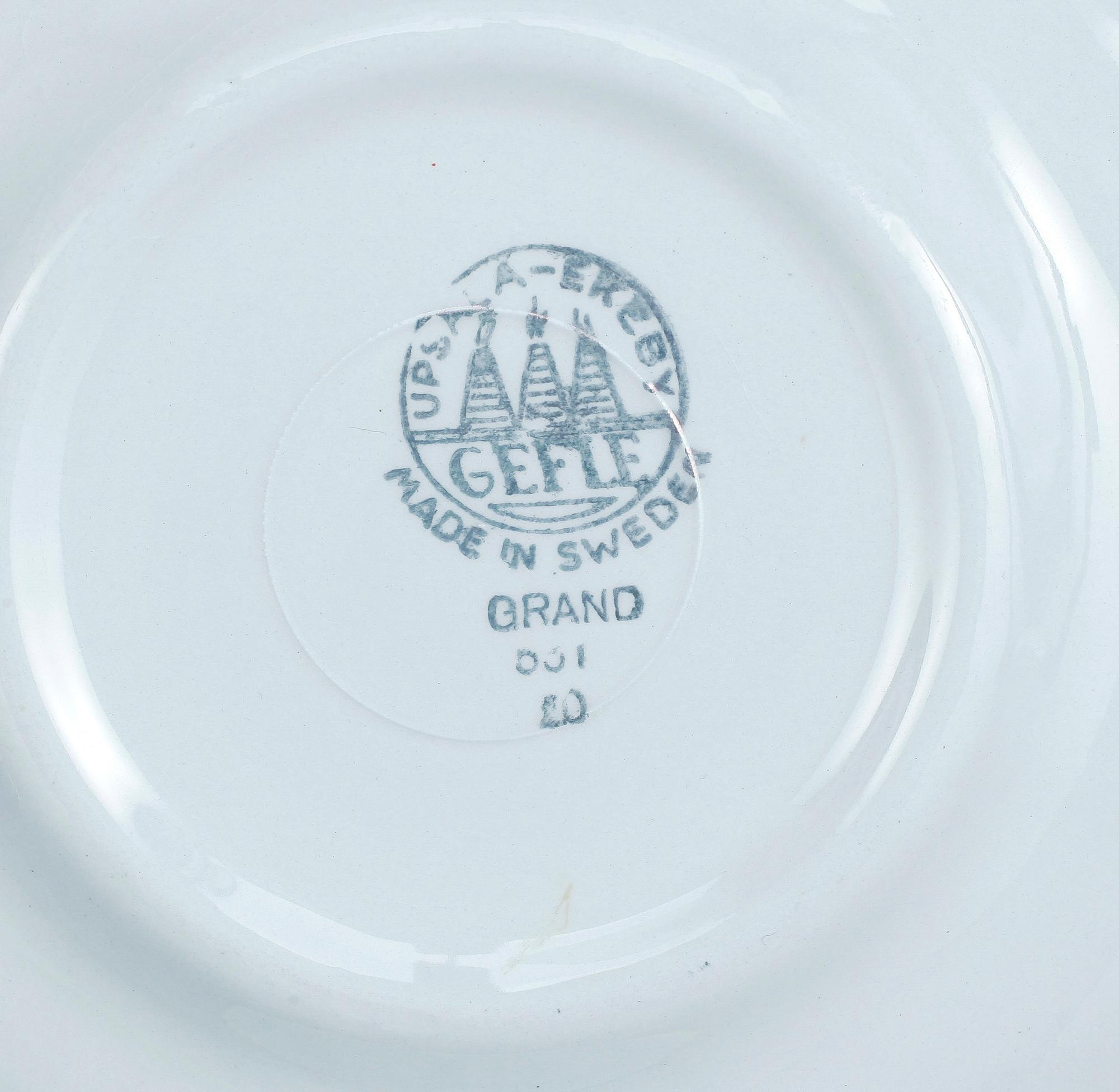 A tea set "Grand" by Arthur Percy for Gefle /Upsala-Ekeby porcelain factory. 15 pieces. Designed in 1930.
