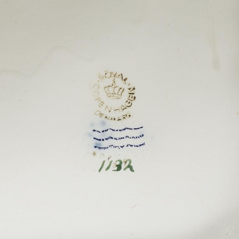 ROYAL COPENHAGEN, figurgrupp "Kyssen", porslin, Danmark, 1900-tal.