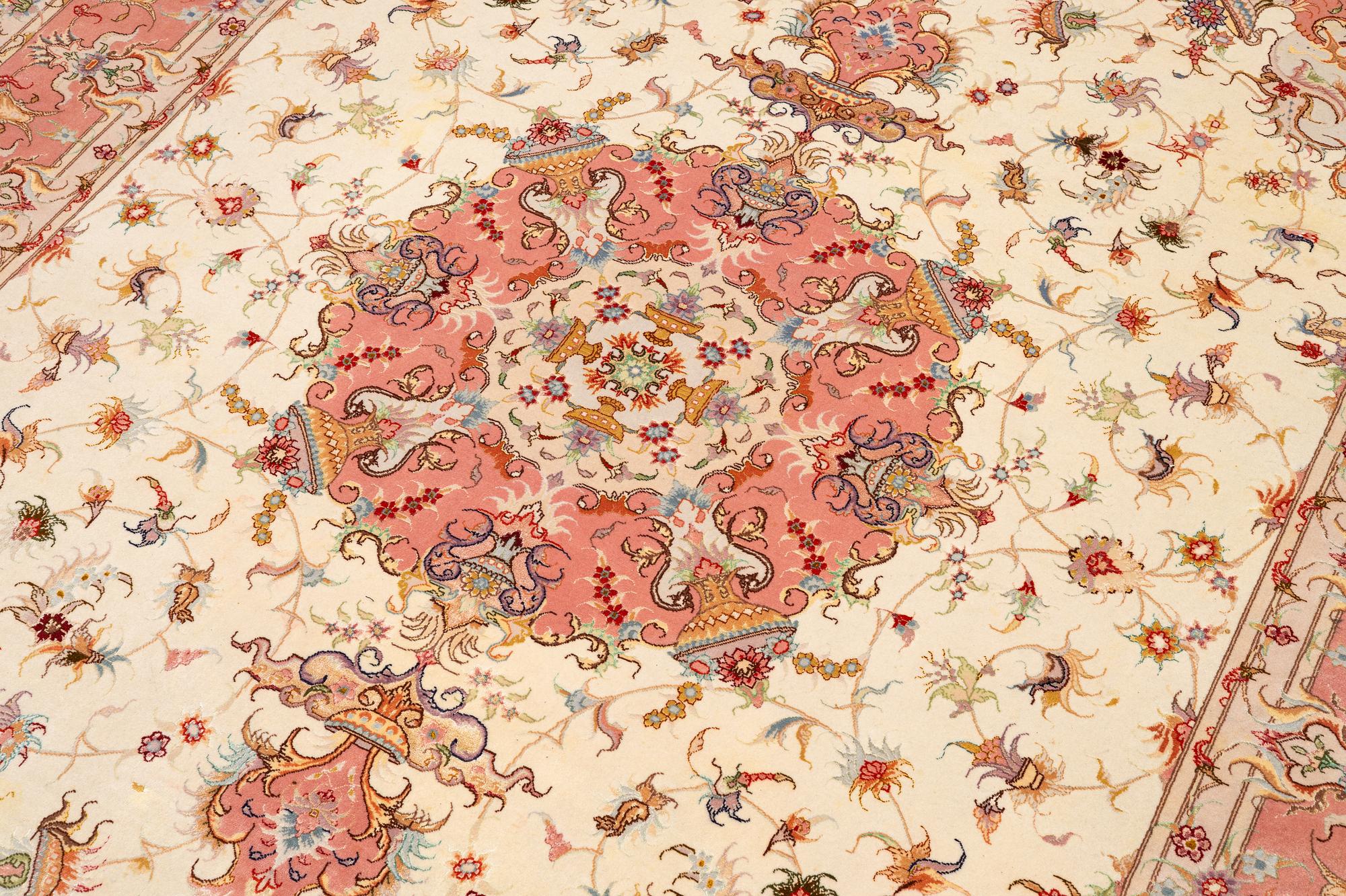 Rug, Tabriz, approx. 305 x 203 cm.