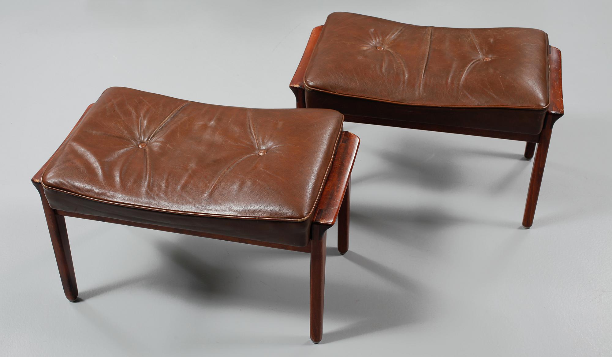 FÅTÖLJER SAMT FOTPALLAR, ett par, Sverige, 1960/1970-tal.