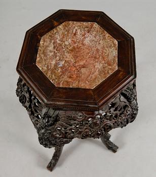 PIEDESTAL, orientalisk, 1900-talets första hälft.