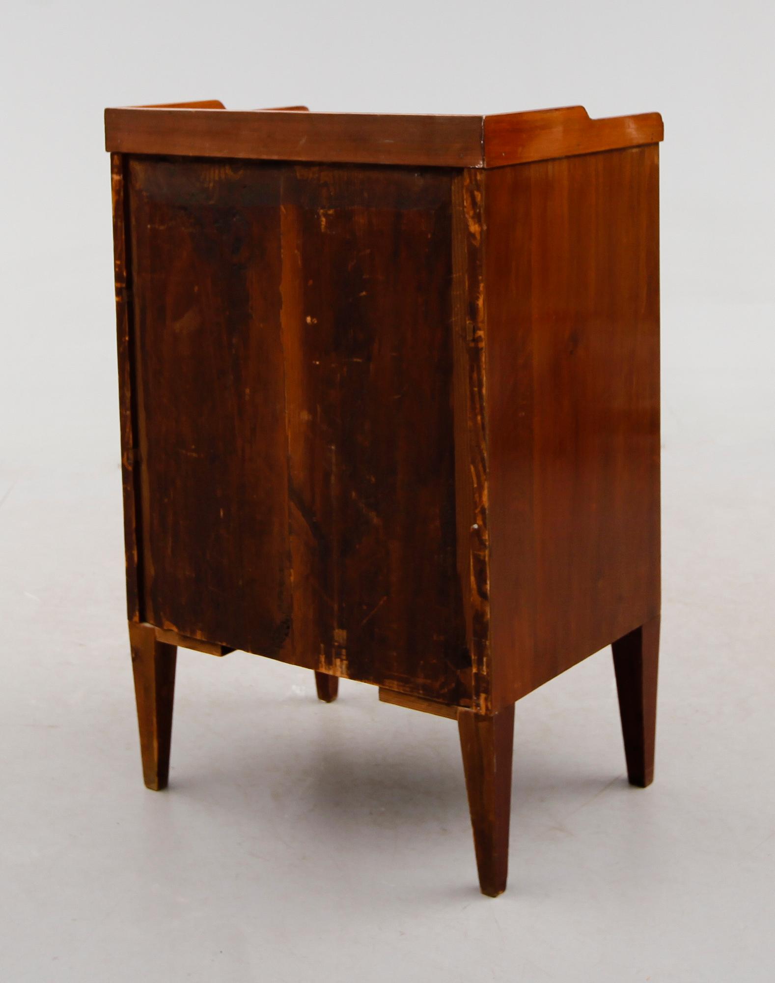 POTTSKÅP, sengustavianskt, tidigt 1800-tal.