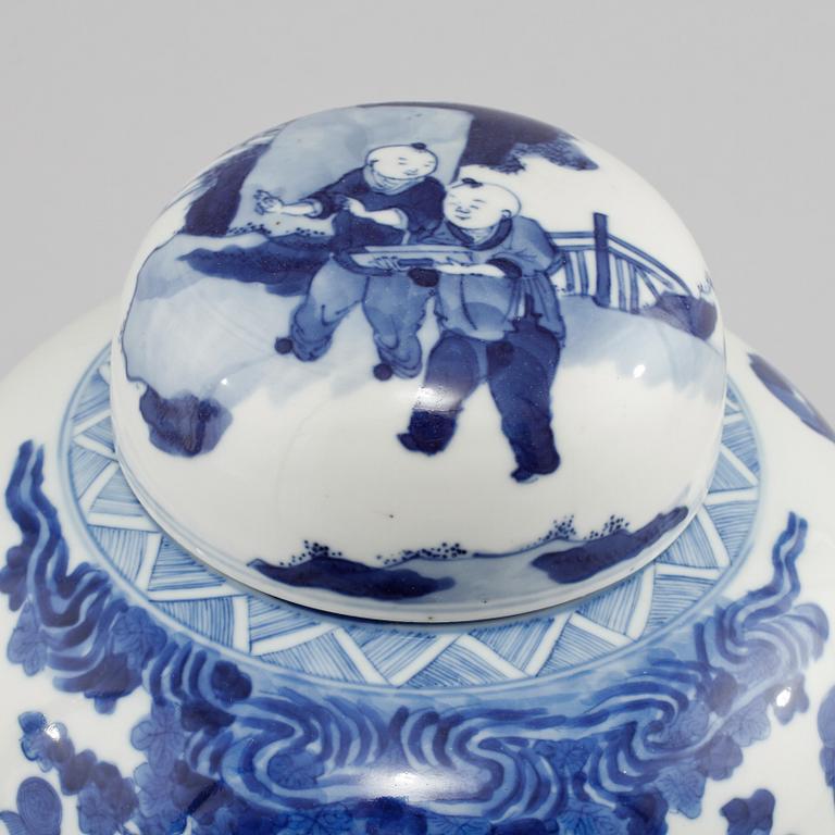 BOJAN MED LOCK, porslin, Kina, 1900-tal.