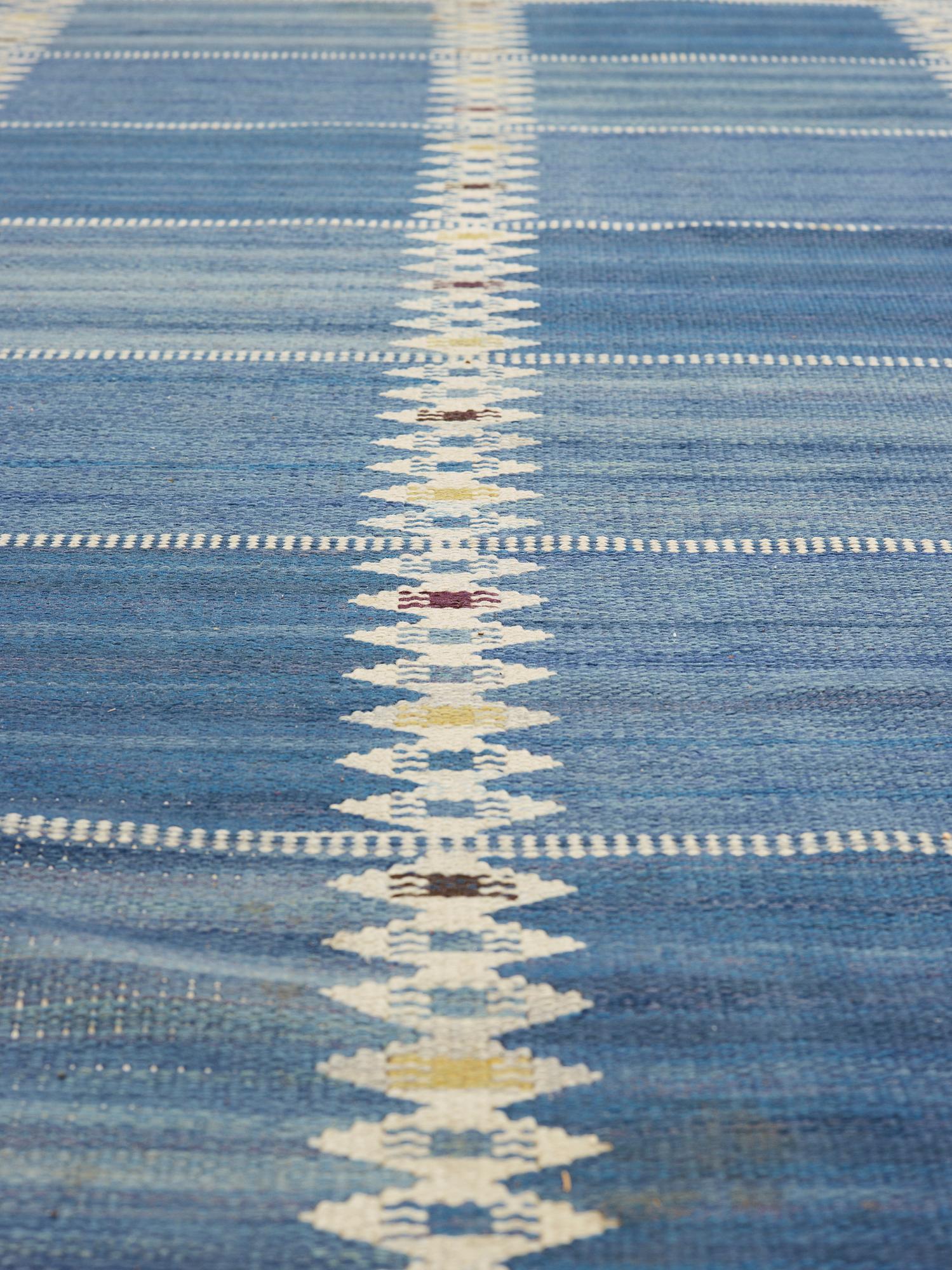 BARBRO NILSSON, matta, rölakan, "Salerno blå med enkel bård", 319,5 x 224 cm, signerad AB MMF BN.