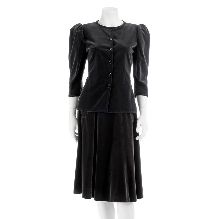 YVES SAINT LAURENT, grey two-piece costume consisting of jacket and skirt from the russian collection. Size 38.