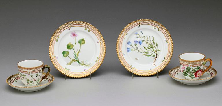 KAFFEKOPPAR MED FAT samt FAT, 4 delar, porslin, "Flora Danica", Royal Copenhagen, Danmark, 1900-tal.