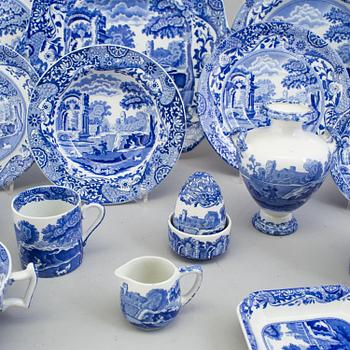 A large Copeland 'Spode's Italian' porcelain dinner- and coffee service, 107 pieces.