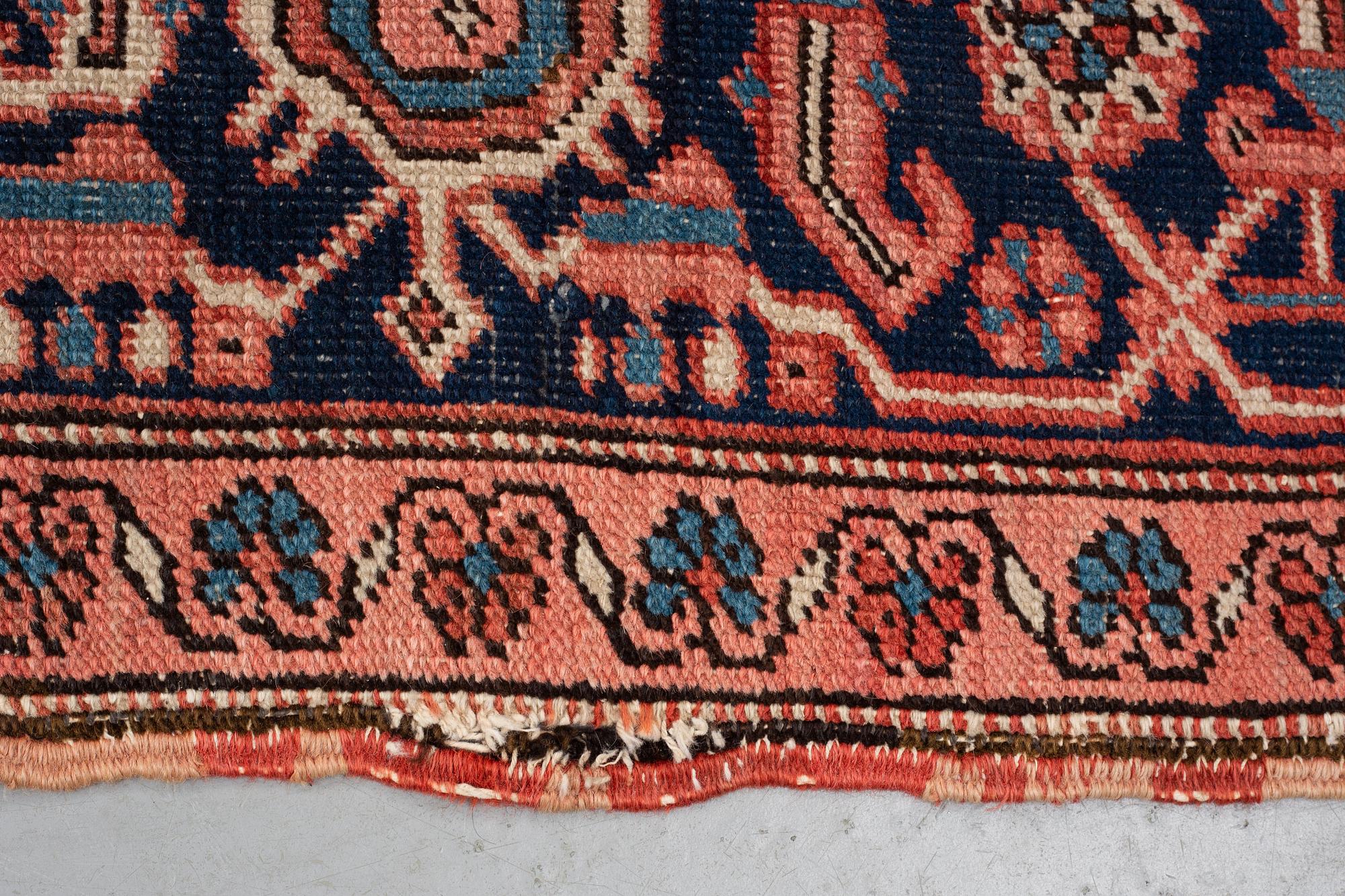 Matta, antik/semiantik Heris, ca 356 x 298 cm.