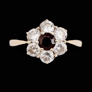 RING, 14 k guld med blå sten omgiven av vita stenar. Total vikta ca 3 gram.