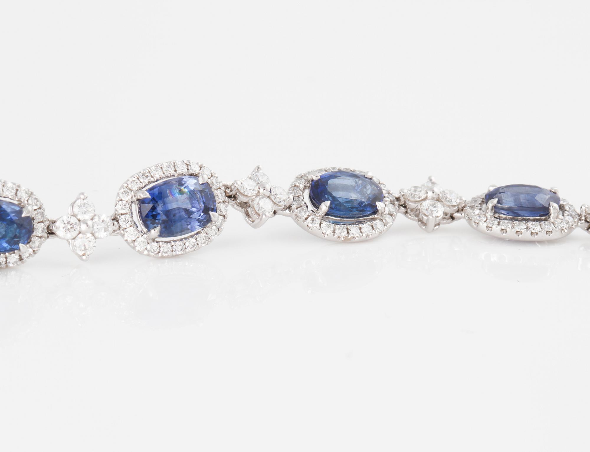 ARMBAND, med fasettslipade blå safirer ca 9.10 ct och briljantslipade diamanter ca ca 2.30 ct.