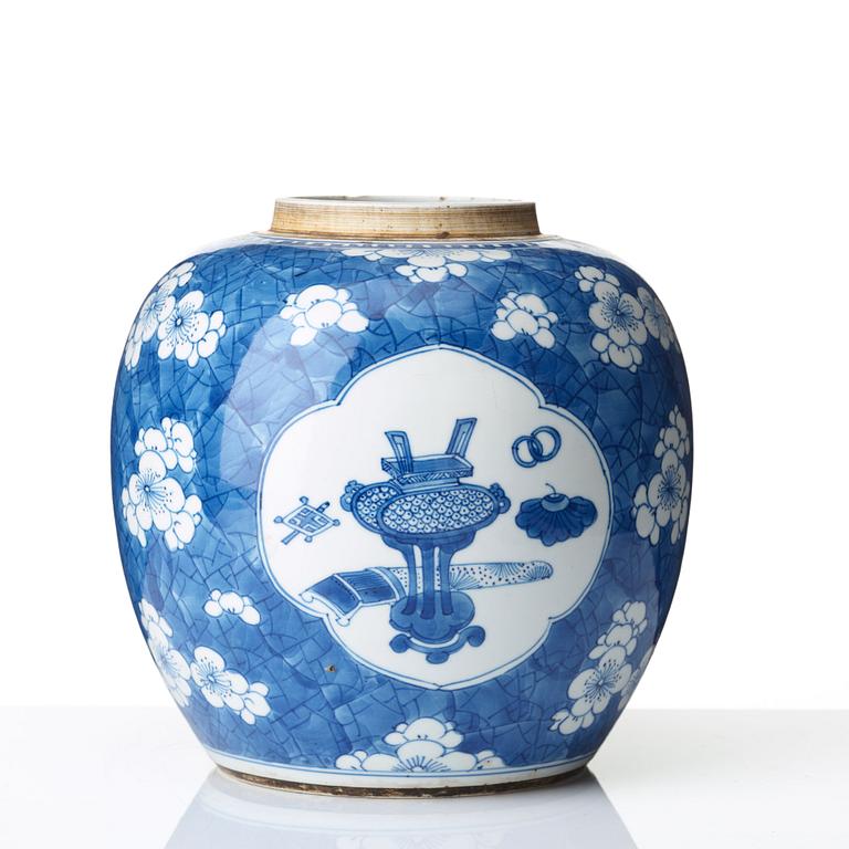 A blue and white jar with cover, Qing dynasty, Kangxi (1662-1722).