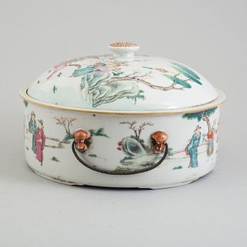 A large famille rose tureen with cover, Qing dynasty, Tongzhi (1862-74).