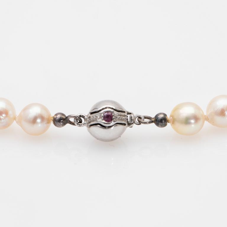 Pearl necklace, clasp in silver with stones.