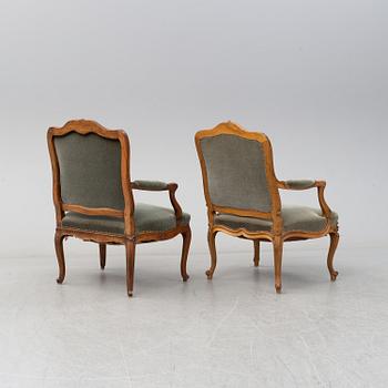 KARMSTOLAR, två stycken, Louis XV, 1700-talets andra hälft och Louis XV-stil, tidigt 1900-tal.
