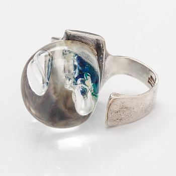 Björn Weckström, Ring "Förstelnad sjö", sterlingsilver och akryl. Lapponia 1973.