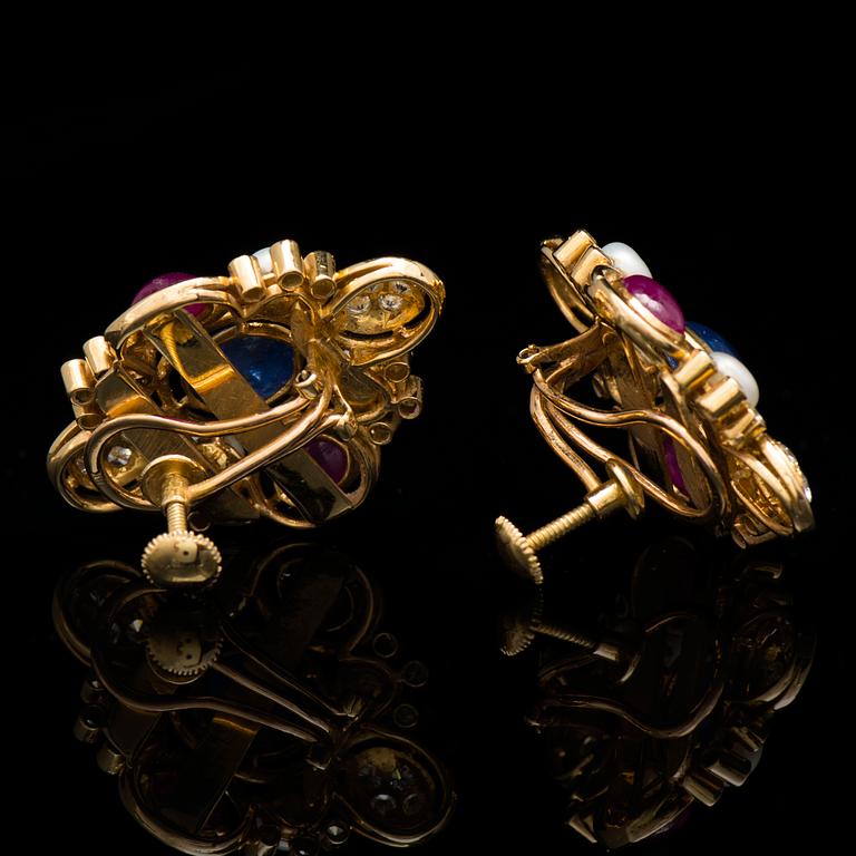 ÖRHÄNGEN, cabochonslipade rubiner och safirer, briljantslipade diamanter, odlade pärlor, 18K guld.