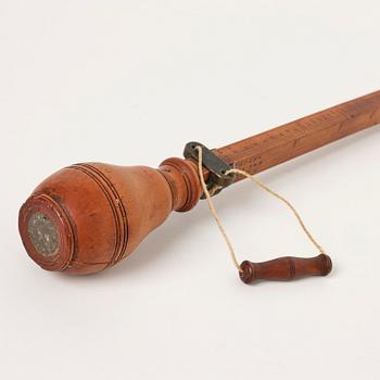 Besman, av Nils Lind (instrumentmakare i Stockholm 1700-talets tredje kvartal - 1798), daterat 1765.