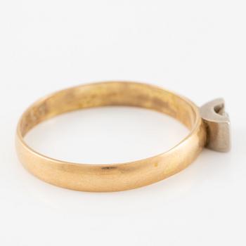 Ring, 18K guld med mindre briljantslipad diamant.