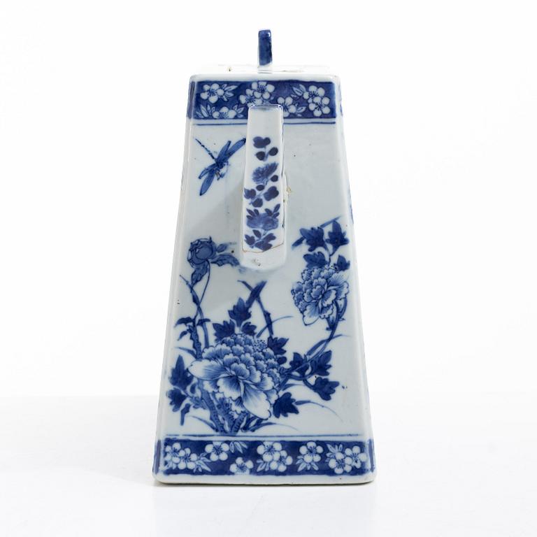 A large blue and white tea pot with cover, Qing dynasty, 19th century.