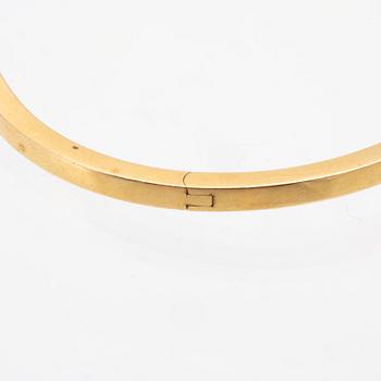 An 18K gold bracelet.