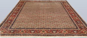 A Sarouk carpet, approx. 337 x 243 cm.