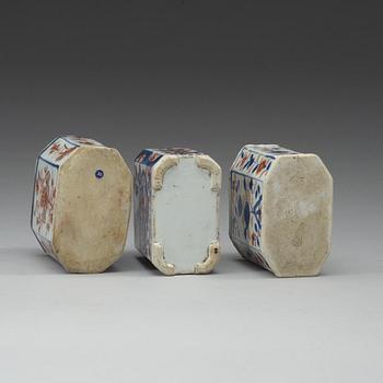 TEDOSOR, tre stycken, porslin. Qing dynastin, Kangxi (1662-1722).