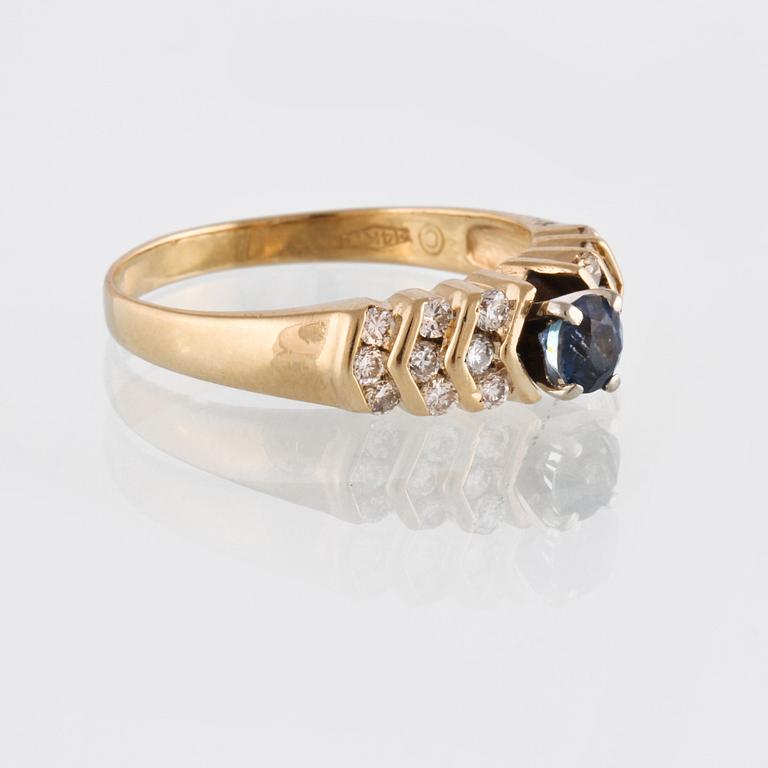 RING, 14K guld med fasettslipad blå safir samt 18 briljantslipade diamanter, utländska stämplar. Vikt 3,7 gram.