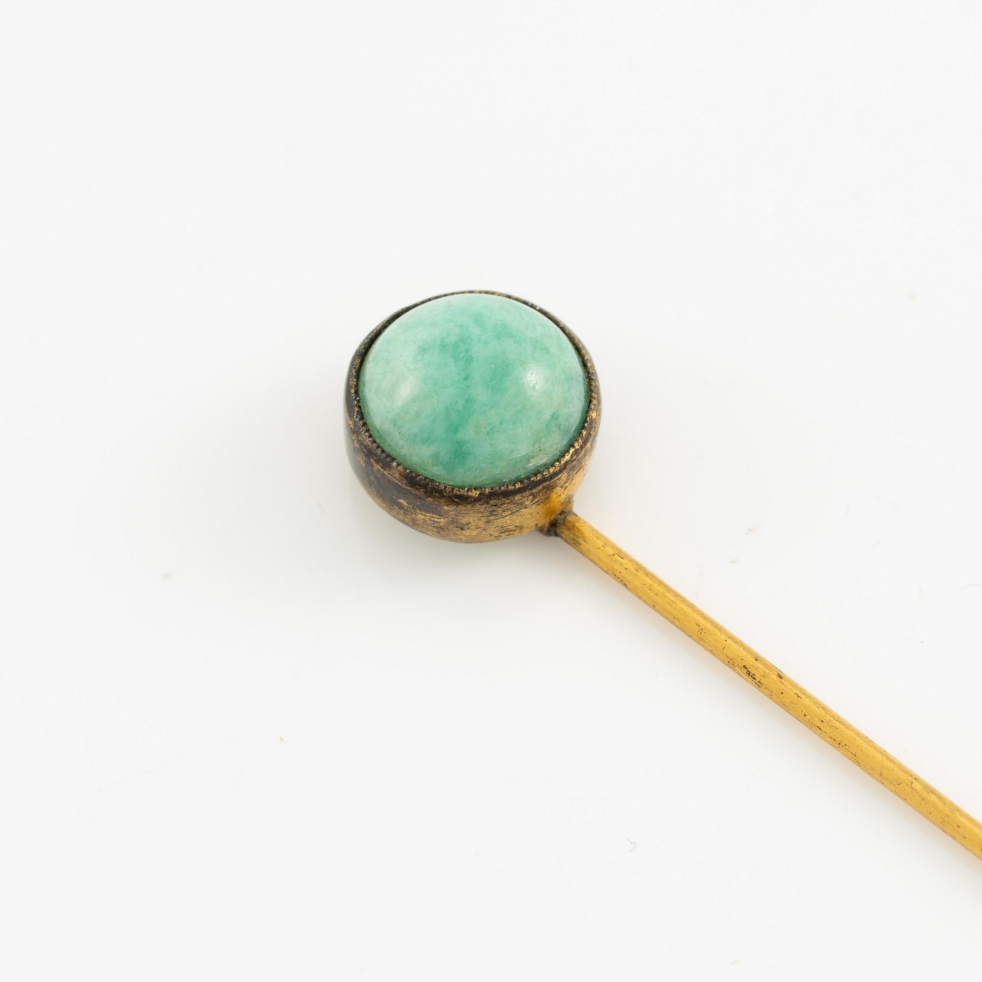 Hat pin 18K gold and yellow metal and quartz.